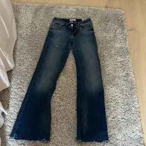 Säljer dessa snygga lågmidjade only jeans pga av att jag inte använder de längre. Dem är klippta där nere så de är ca 3 cm kortare än vad storleken säger!💓 Använt ungefär 5-6 gånger. Priset kan diskuteras!😻