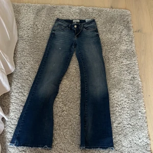 ONLY JEANS - Säljer dessa snygga lågmidjade only jeans pga av att jag inte använder de längre. Dem är klippta där nere så de är ca 3 cm kortare än vad storleken säger!💓 Använt ungefär 5-6 gånger. Priset kan diskuteras!😻
