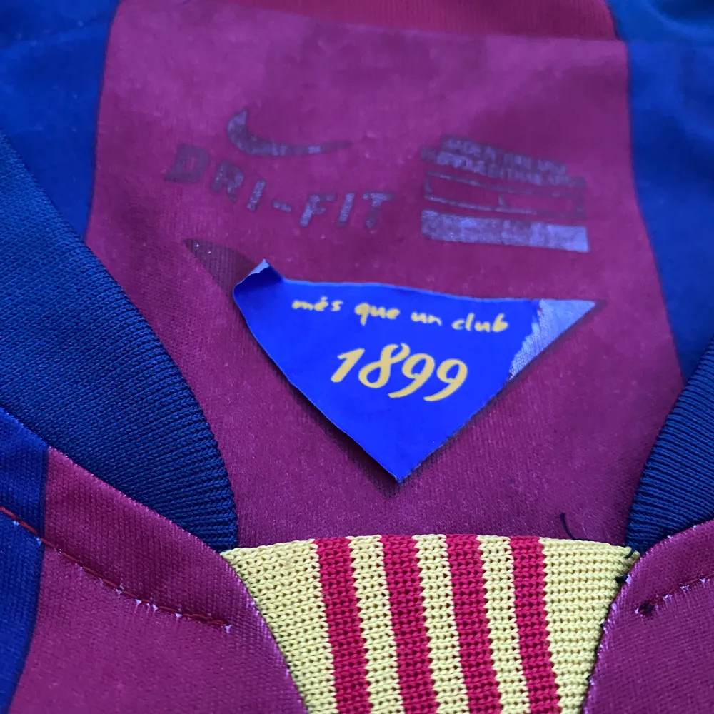 Tja, Säljer denna legendariska Messi tröja ifrån sässongen 2014, Tröjan är i bra skick och är mycket sparsamt använd. Priset kan diskuteras.   Dalarna_resell. T-shirts.
