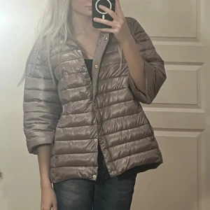 Trekvartsärm jacka  - Säljer denna herno likande jackan som e super snygg men som inte kommer till användning längre ( den är xl men passar mig som e S och passar över och under den storleken också)