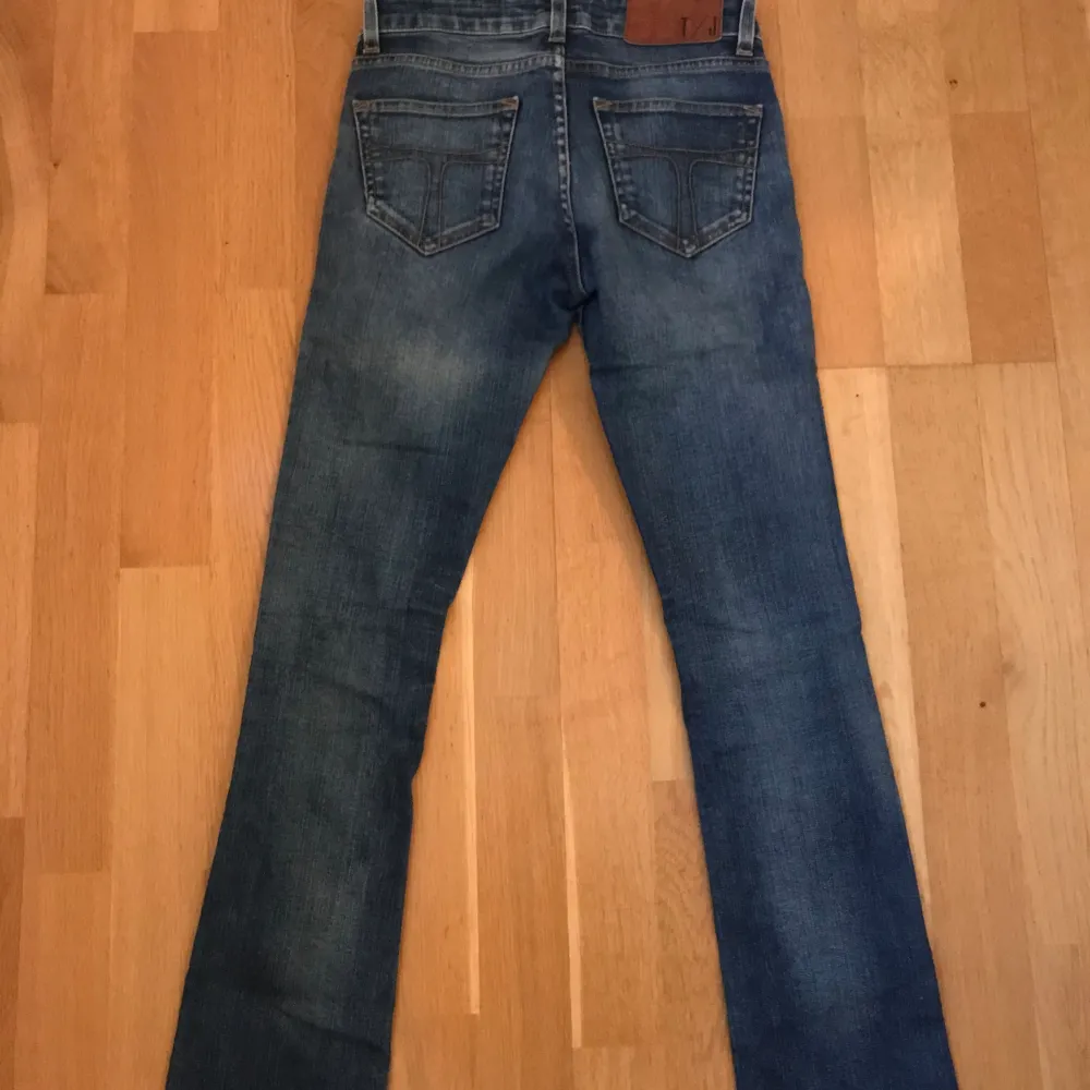 Jätte fina lågmidjade bootcut jeans som tyvärr är lite för korta för mig som är 160🤭dom har inga defekter! Skriv för mått❤️. Jeans & Byxor.