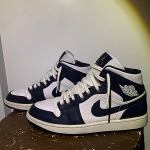Air Jordan 1 White Metallic Gold Obsidian - Köpta från nike och kan kanske hotta ett kvitto om det är viktigt, dom är i bra skick och har inte används så mycket pga storlek problem