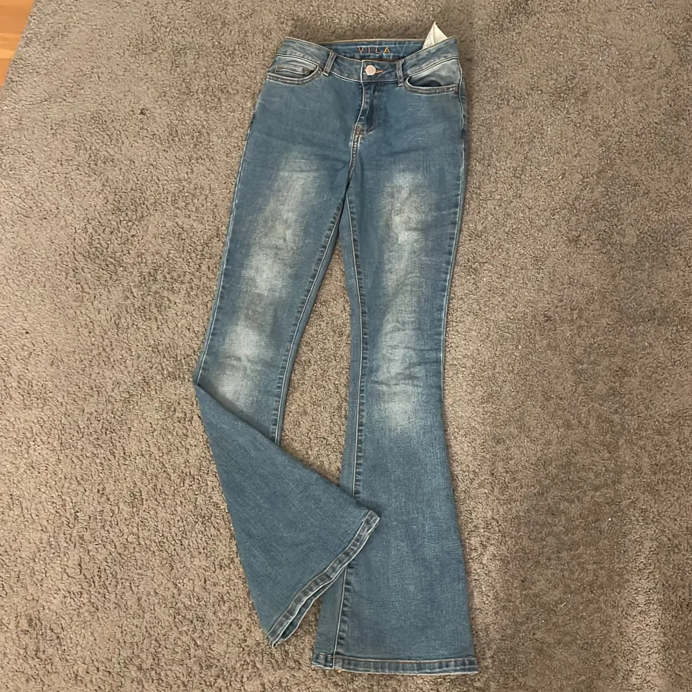 Såååå himla snygga jeans. Den är ifrån vila, köptes för 400 Jag säljer den för att dom tyvärr inte passar mig, nästan aldrig använt. Kanske ca 2 gånger! 💞. Jeans & Byxor.