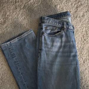 Jeans med medelhög midja i modellen Twig, använda fåtal ggr! Se sista bild för hur de ser ut på