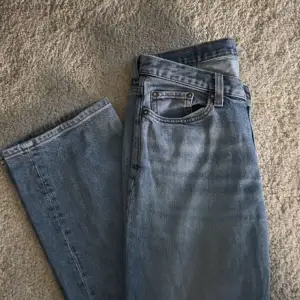 Jeans med medelhög midja i modellen Twig, använda fåtal ggr! Se sista bild för hur de ser ut på 💕💕