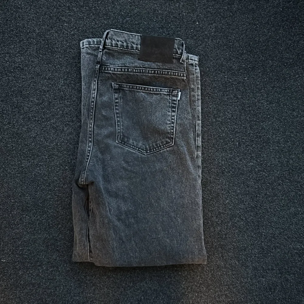 Svarta Woodbird jeans i felfritt skick! Regular fit. Nypris runt 1000. Säljes då de ej används längre.. Jeans & Byxor.