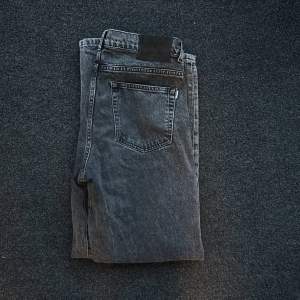 Svarta Woodbird jeans i felfritt skick! Regular fit. Nypris runt 1000. Säljes då de ej används längre.