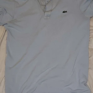 Lacoste  - Den är helt ny oanvänt fin skick om jag ska rätta den så det är 10/9 sin pris är 1200kr 