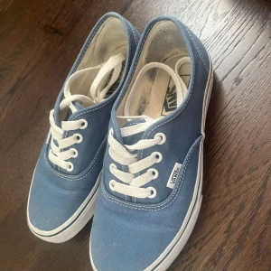 Vans - Endast använda i en dryg vecka. Är storlek 37 men passar mer som 36 eller 36,5. Säljer för att de är för små
