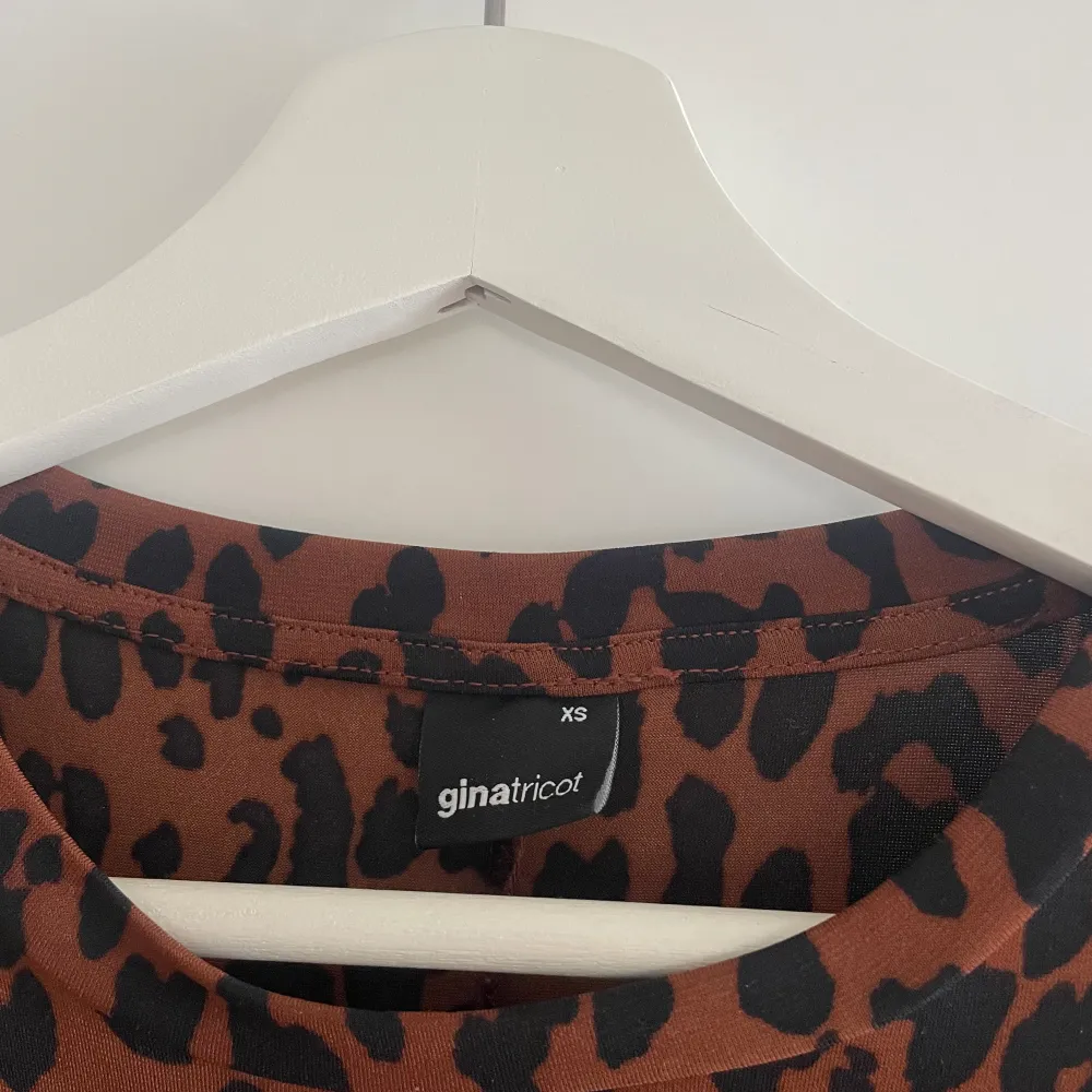 Leopardmönstrad klänning från Gina Tricot, knappt använd och i fint skick!🐆. Klänningar.