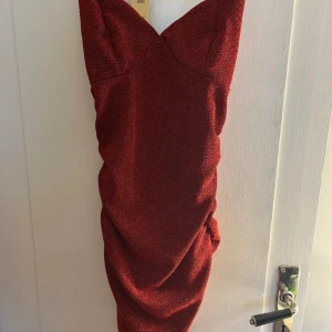 Glittrig klänning  - Säljer en snygg glittrig klänning från shein. Imponerad över materialet för att vara från shein. Använd en gång