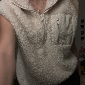 Teddy väst - Teddy väst från h&m, använd typ två gånger. Jätte fint skick! 😙