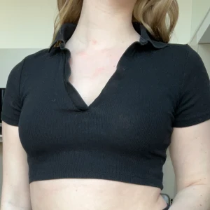 Zara topp - Svart topp från zara! Använd ett fåtal gånger men säljer nu då den blivit för liten och är för kort på mig!