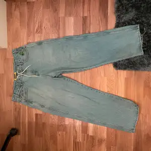 Asbaggy butter jeans🔥🔥 Sitter asnice och har inga fläckar eller skador förutom lite wear där nere. Asfet broderi bak o fram o har drawstrings. Org pris cirkus 1500 spänn