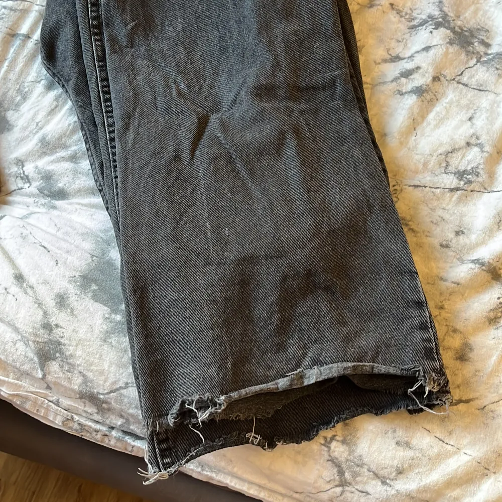 Wide ultra high waist. Lite slitna vid midjan men är inte hål eller sönder på något sätt . Jeans & Byxor.