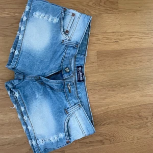 Lågmidjade Jeansshorts  - Lågmidjade jeansshorts bra skick!