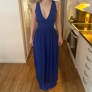 super fin balklänning från bubbleroom💕. - storlek 36 men har snöre runt midjan så skulle säkert även passa 34  perfekt längd för mig som är ca 1,67 med klackar till💕  använd endast en gång  är i nyskick✨