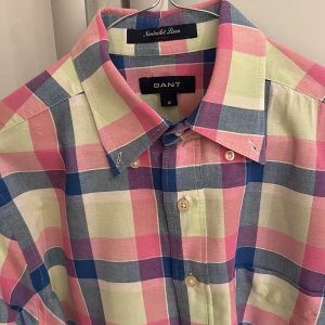 Skjorta Gant Medium - Mönstrad linne-skjorta från Gant  Mycket fint skick, använd enbart enstaka gång! Skjortan tvättad och pressad på kemtvätt inför försäljningen  Storlek: Medium (41cm bred och 72cm lång) 55% linne, 45% bomull