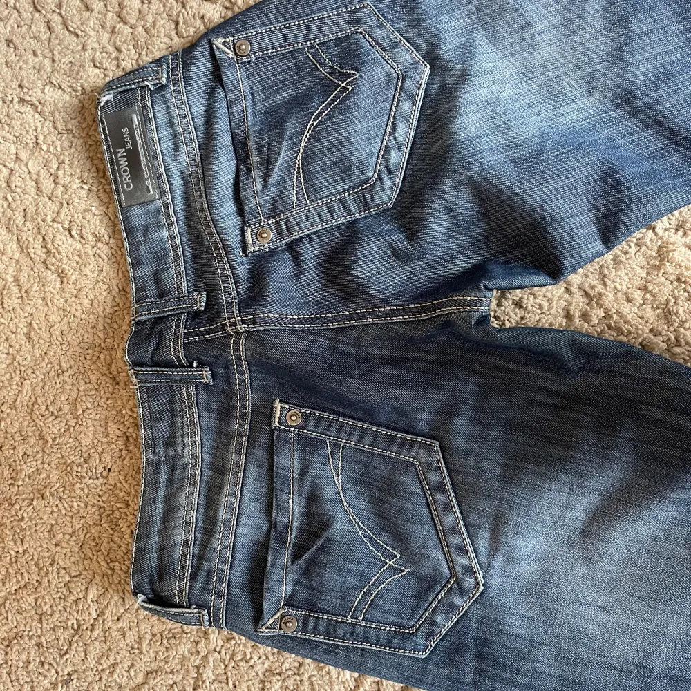 Jätte fina crown jeans köpta här på Plick säljer för att dom inte passade mig.. Jeans & Byxor.