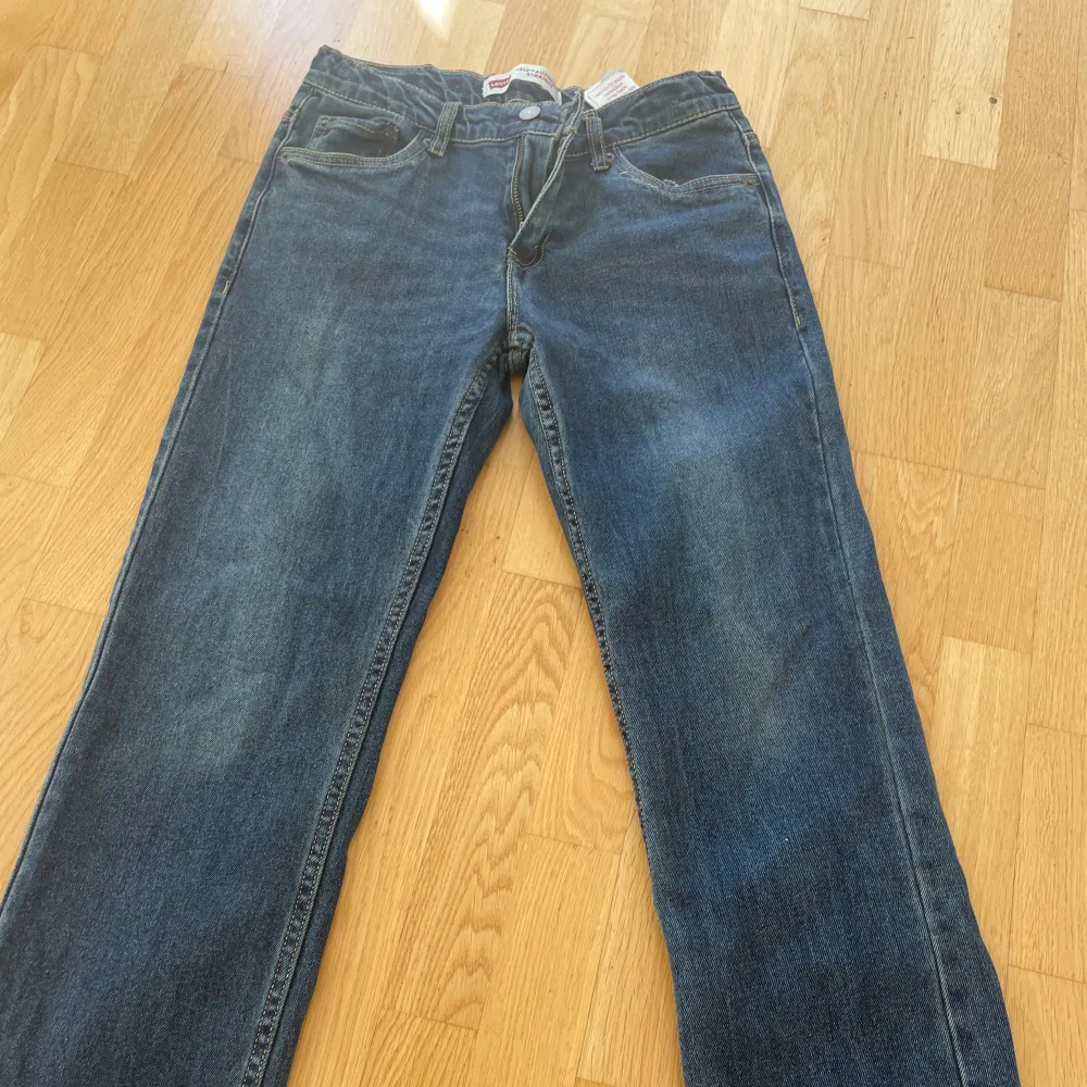Säljer ett på helt nya Levis byxor, Skick 10/10 helt oanvända. Är cirka 168 och de sitter perfekt.. Jeans & Byxor.
