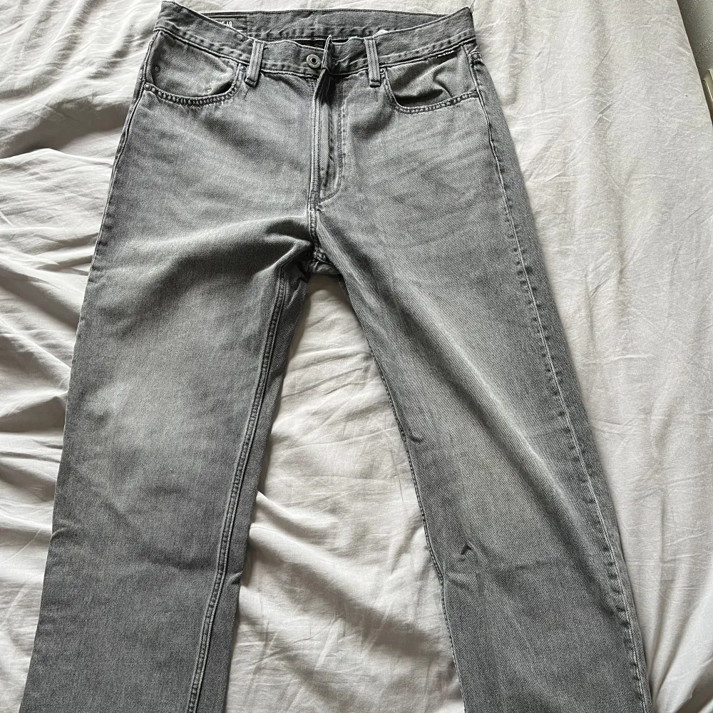 Gråa jeans storlek 32/32 knappt använda som nya. nypris 1500kr. Jeans & Byxor.