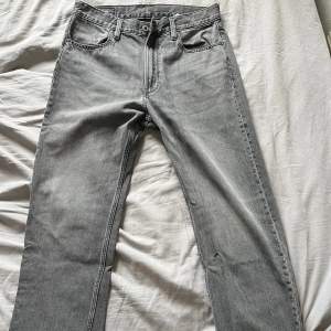Gråa jeans storlek 32/32 knappt använda som nya. nypris 1500kr