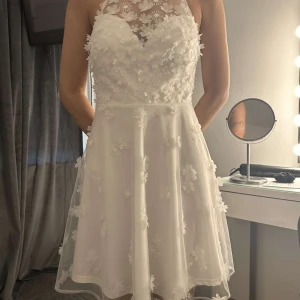 Vit klänning student 34 - Klänning är i nyskick har endast haft på mig den under studentfesten några timmar. Så har varken haft den på frukosten eller utspringet.   Den är i storlek 34 men funkar på 36 då jag har 34-36.   Finns i Norrköping Vilbergen och kan skickas!  