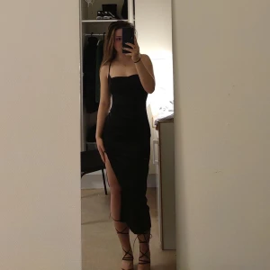 Balklänningar  - 2 tajta men sköna balklänningar med öppen rygg, "sammet" tyg. Använda 1 gång vardera till bal. Passar storlek XS-S