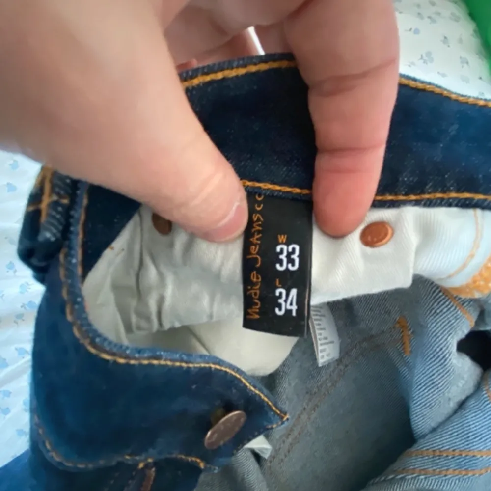 Ett par feta Nudie jeans i marinblått. Grisch slimfit passform, passar även 32/33. I princip helt oanvända och i perfekt skick.. Jeans & Byxor.