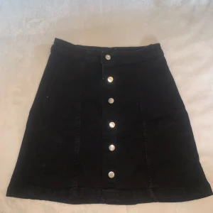 Kjol  - En snygg jeanskjol som även passa st M 