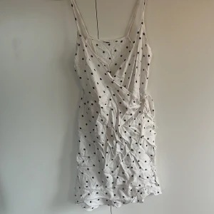 Prickig klänning  - Prickig klänning. Fint skick (behöver strykas) saknar lapp men skulle gissa att det är storlek XS
