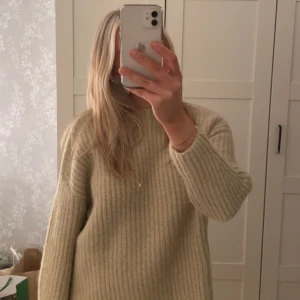 Beige stickad tröja från zara💕 - Stickad tröja från zara! Hann inte skicka tillbaka o säljer den därför, har aldrig använt o lappen sitter kvar💕 