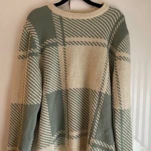 Stickadtröja - Bra skicka, inte så mycket använd. Beställd från zalando