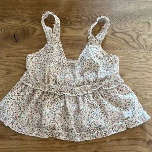 söt sommar topp🌸 - Köpt här på plick och är oanvänd🌸 Är i fint skick och väldigt fin nu till sommaren!!