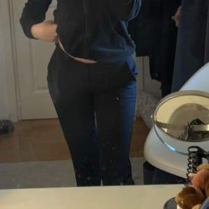 Säljer mina fina kostym byxor från bikbok som användes ett fåtal gånger. Byxorna är low waist. Säljer pga för småa på mig. Org pris 499kr