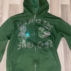 Aim for the moon  - Grön Aim for the moon hoodie. Skick som ny har använt den 1-2 gånger men bara inomhus. STORLEK XS. Pris kan förhandlas.