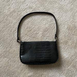 Så fin svart handväska/axelväska🫶🏻 i nyskick!! mått: 26x16x5cm💞använd gärna köp nu💌