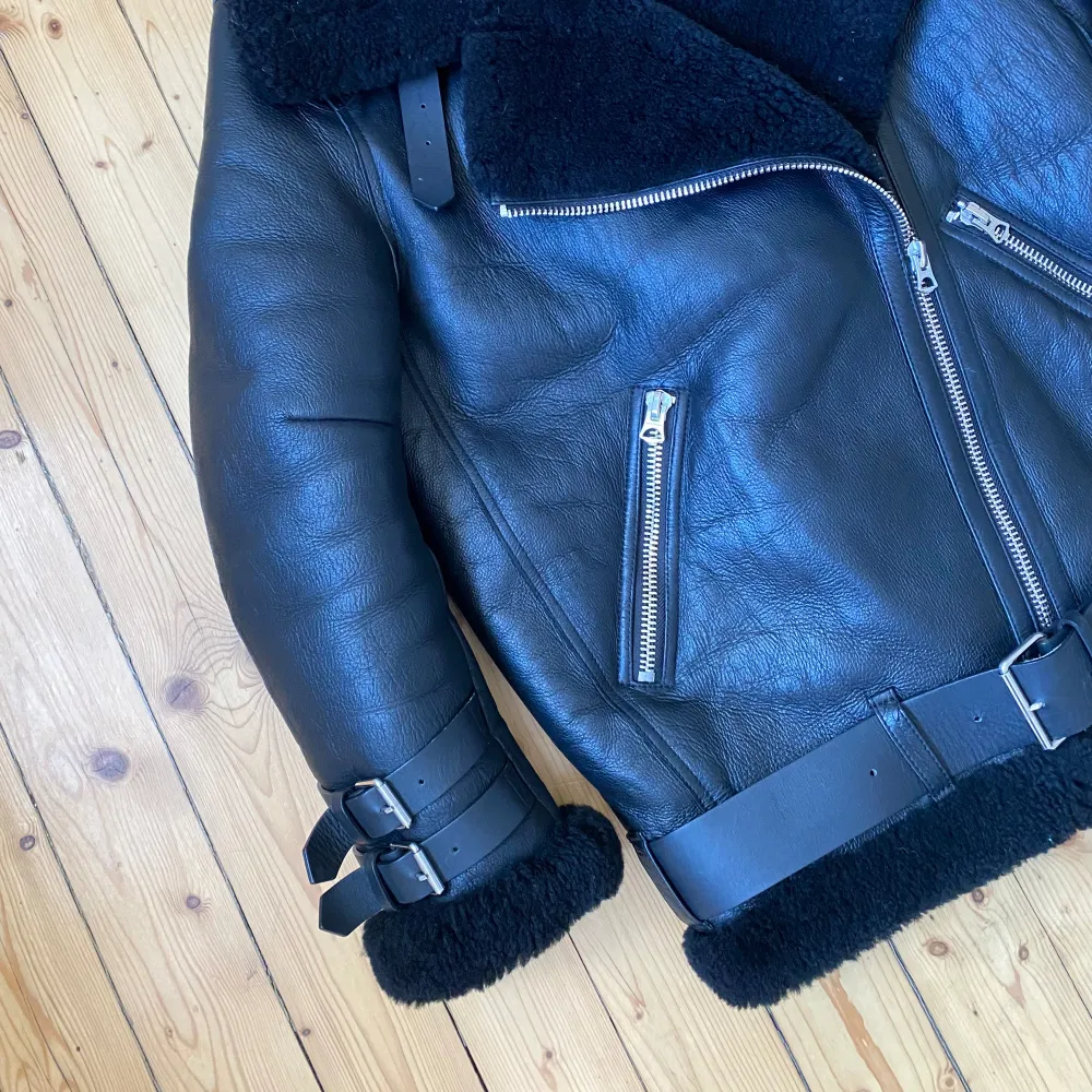 Incredible piece from Acne Studios. Very gently used still in great condition. Details and leather is in very good condition. Fits relaxed and oversized. Tagged size 32, fits 32-34.. Jackor.