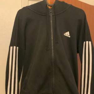 Säljer nu min jättesköna adidas zip hoodie. Storlek S-M. Är öppen för byten. 🚨LÄS BIO🚨