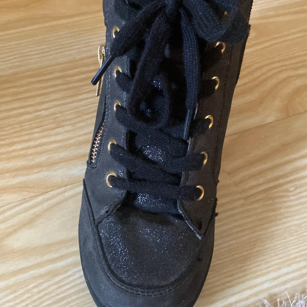 Super snygga svarta sneakers med inbyggd platåklack.💞 Det är guld detaljer på skorna och leopardmönster på insidan. Framsidan är även lite glittrig. 4/5 i skick, inga skador bara att de är lite använda. Skor.