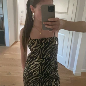 Säljer min fina festklänning från Zalando💗 - Säljer nu min festklänning som är köpt från Zalando men märket är ”object”, aldrig använd då jag skulle lämnat tillbaka den men glömde bort att göra det,den har justerbara band, köpt för 500 men säljer för 200, EGNA BILDER💗☺️