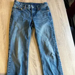 Weekday Arrow jeans. Lite slitna vid benslutet. Storlek w24/l30   Mid-low rised 