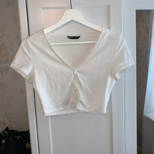 Vit topp - En kort vit topp i bra skick från Shein i strl S🌸