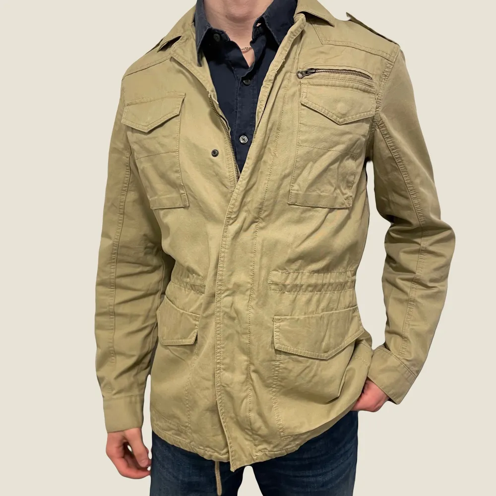 Riktigt snygg Fieldjacket från märket ”redwood”. Jackan är i storlek M. Jackan är använd men i bra skick. Modellen är 187cm. Fråga gärna vid funderingar!. Takit.