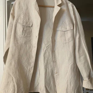 SKJORTA - Skjorta i bomull / linne  med två fickor 