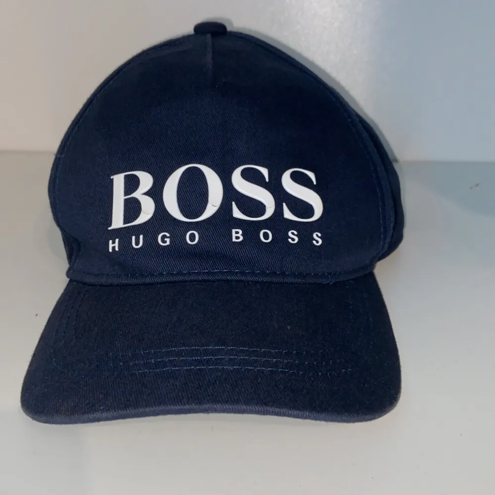 Denna Hugo boss keps är i bra skick aldrig använd köpde den 2021 på nk. Accessoarer.