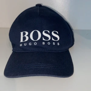Hugo boss keps - Denna Hugo boss keps är i bra skick aldrig använd köpde den 2021 på nk