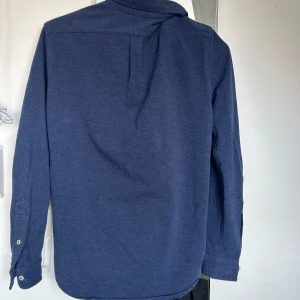 Polo Ralph Lauren  - Hej säljer min polo Ralph lauren skjorta i storlek S 🤩Den är använd ungefär 5 gånger då jag köpte fel storlek. Hör av dig vid minsta fundering eller fråga 🤔