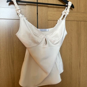 Topp från Adoore - Säljer denna toppen från adoore då den inte kommit till användning mer än 1 gång ❣️Storlek 34 men själv är jag en 36 och den passar även mig !