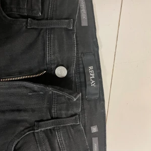 Replay byxor - Replay byxor. Byxorna har bra skick. Skulle säga 9/10  Model: Anbass  Stolek: 30